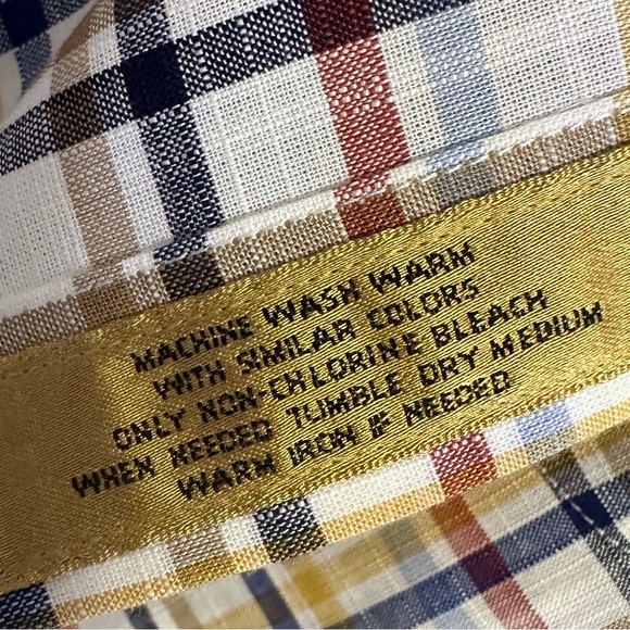 A Roundtree and Yorke Gold label, noniron button down shirt - Picture 7 of 8